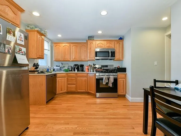 588 E 5th St #1 — Photo 3