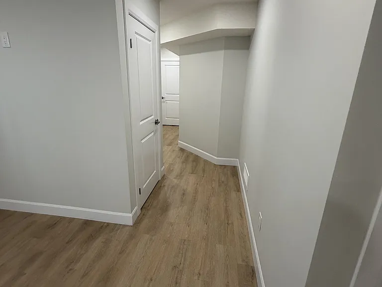 2281 Southport Cres #LOWER — Photo 9