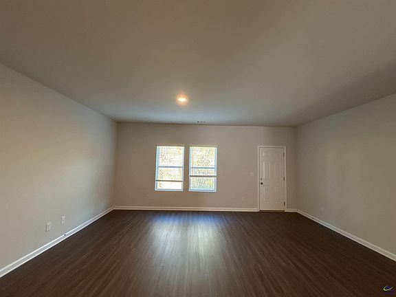3rd image of 142 Red Oak Trl