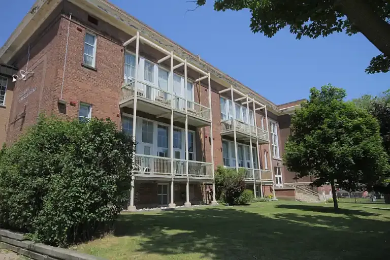 505 Simcoe St S #1A — Photo 3