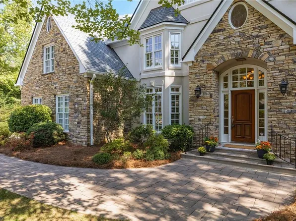 8 Hillwind Ct, Greensboro, NC 27408