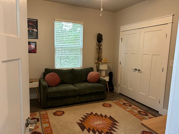 4th image of 46 Wood Glen Dr
