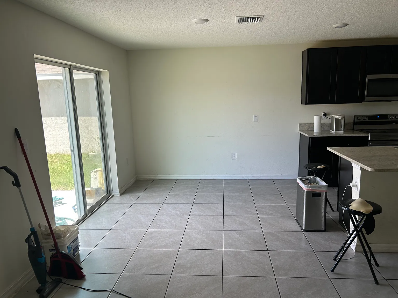 5 bed, 2000 sqft, $2,300 — Photo 2