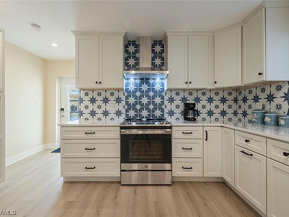 2nd image of 2441 Oleander St