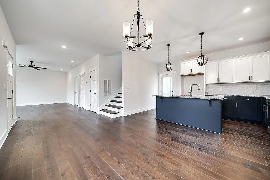 3 bed, 2.5 bath, 1320 sqft, $2,399 — Photo 2