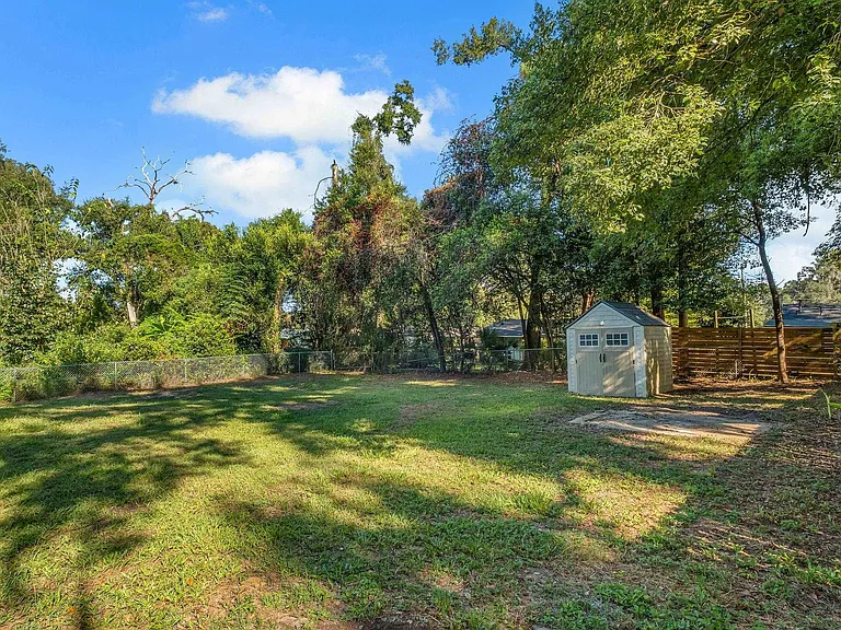 2412 Surrey St — Photo 4