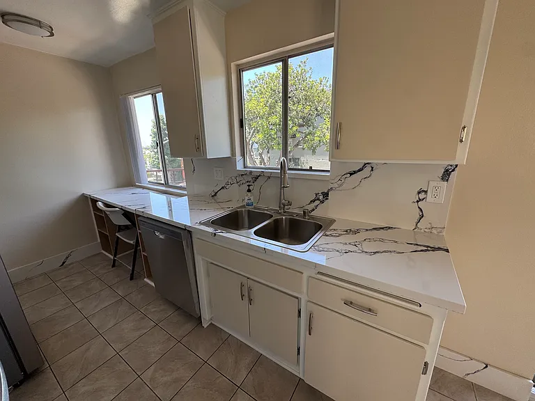 1040 N Laurel Ave #5 — Photo 29