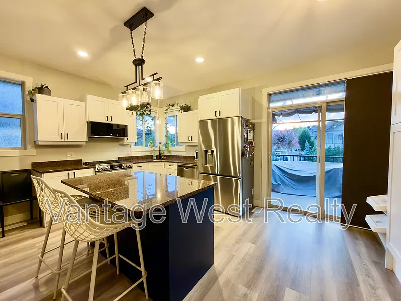 4 bed, 3.0 bath, 1900 sqft, $3,700 — Photo 4