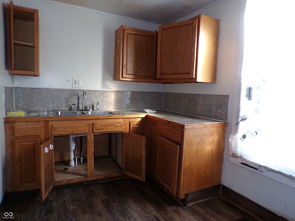 3rd image of 101 S Nebraska St