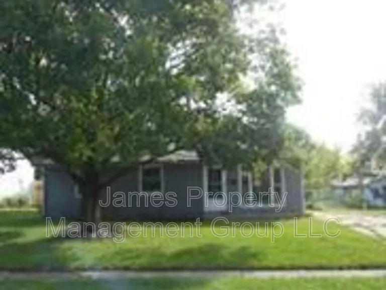 1004 Oakland Dr — Photo 2