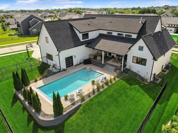 17448 Aurora Dr, Clive, IA 50325
