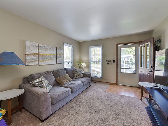 2nd image of 29W395 Candlewood Ln