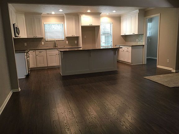 4th image of 925 Shakespeare Dr