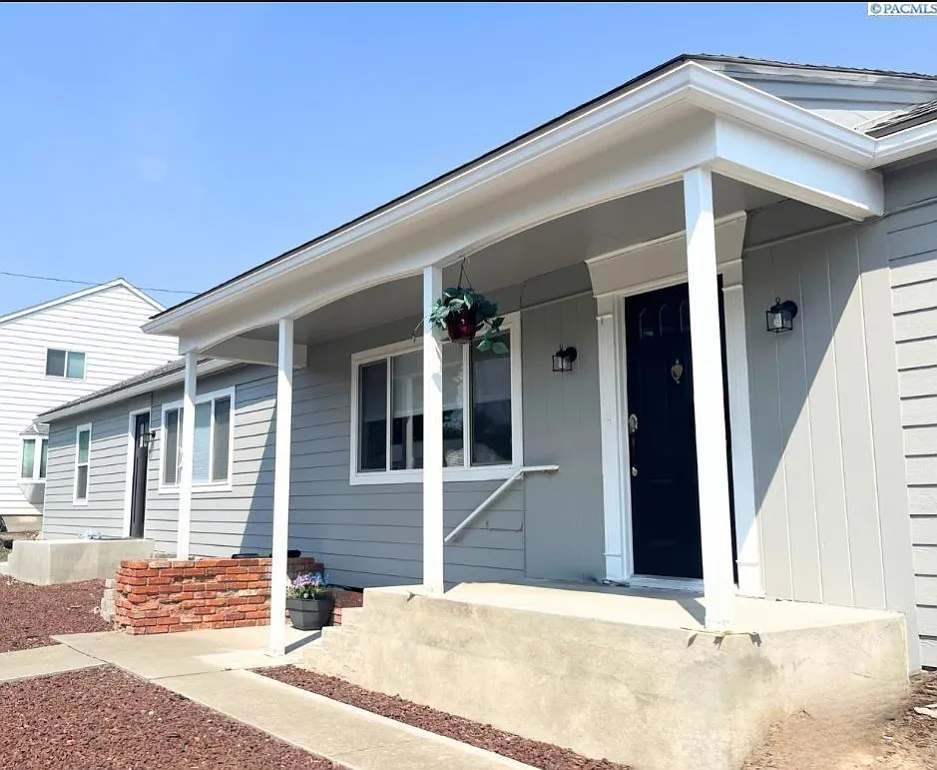 2 bed, $1,900 — Photo 1