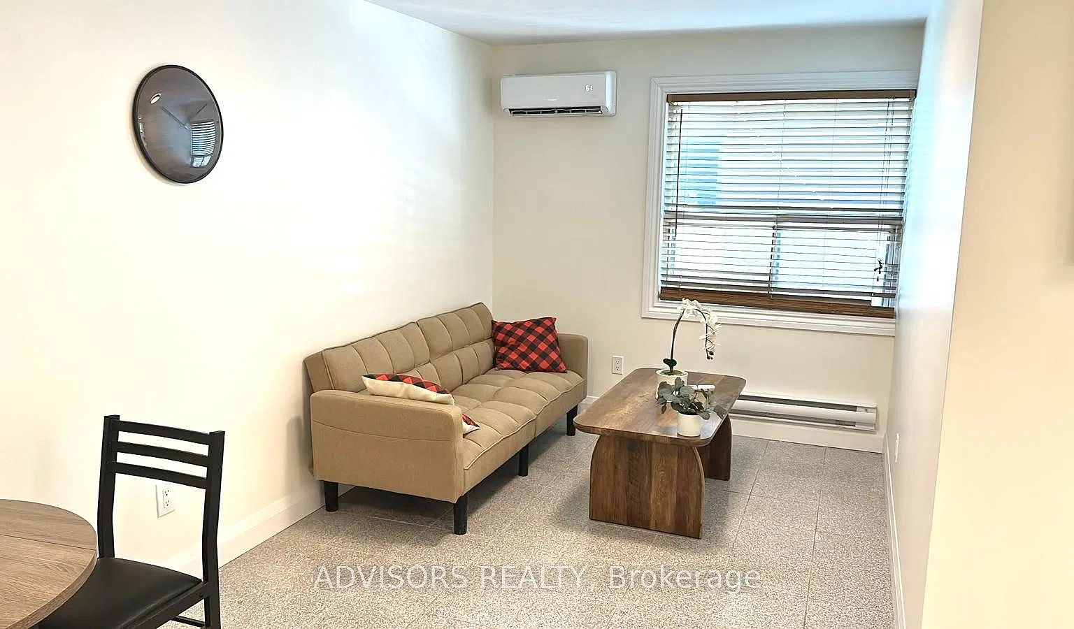 3717 Lakeshore Rd W — Photo 2