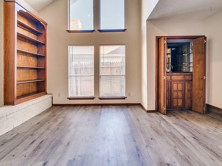 9006 N Rockwell Dr — Photo 15