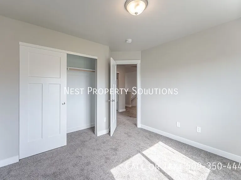 651 Hargraves Ave NE #B — Photo 37