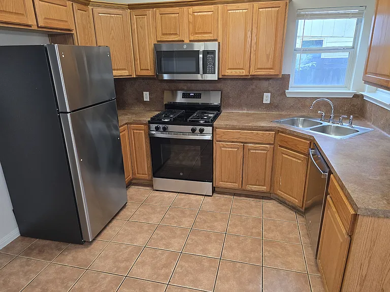 1604 Singleton Ave — Photo 7