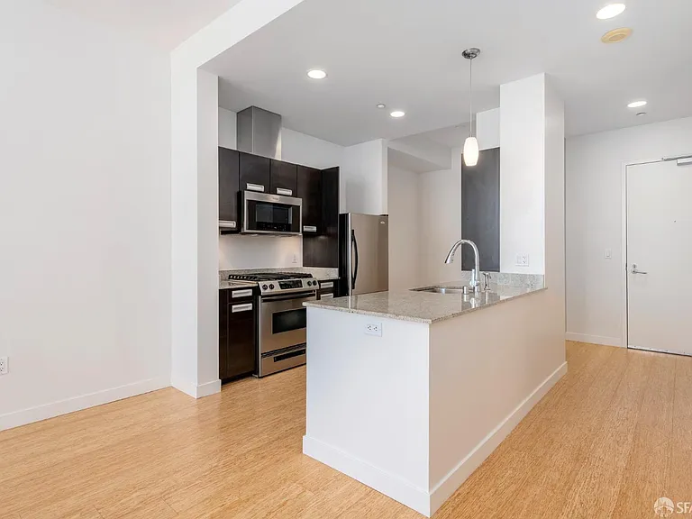 300 Berry St #907 — Photo 9
