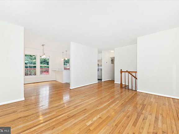 5th image of 176 Stoneybrook Ct