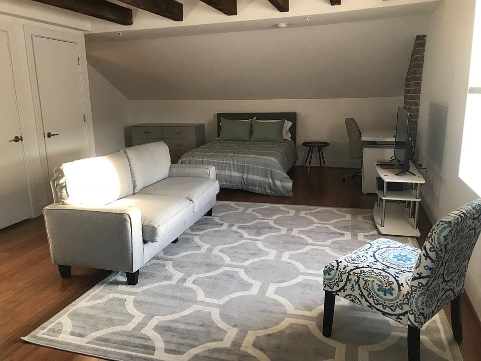 1st image of 15 W Old St APT 9