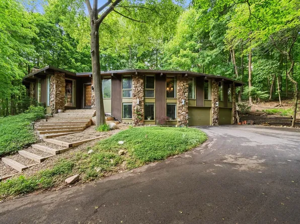 1147 Stratford Pl, South Bend, IN 46614