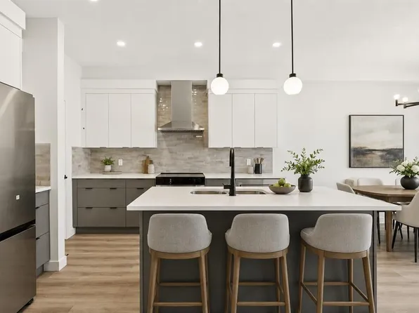 93 E Heritage Park, Cochrane, AB T4C 3G9
