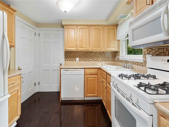 5th image of 732 Highview Rd