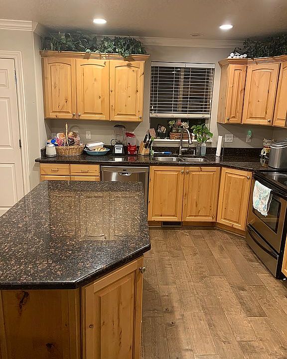 Hardwood, granite, and oak