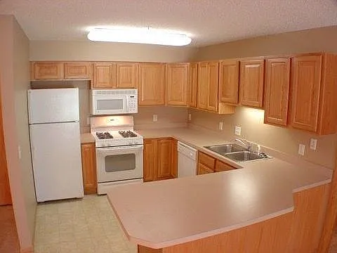 3 bed, 1400 sqft, $1,900 — Photo 2