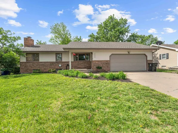 2422 Brookwood Ln, Salina, KS 67401