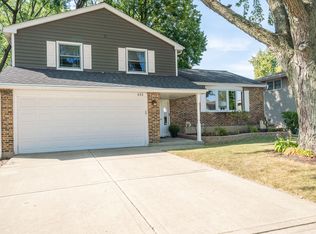 420 S Oak Glen Dr, Bartlett, IL 60103