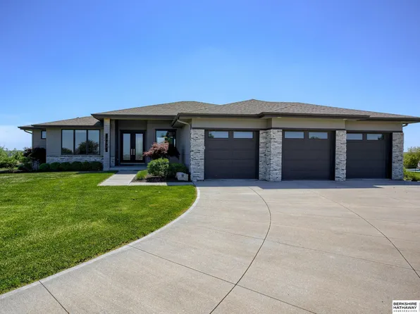 402 Reymar Cir, Plattsmouth, NE 68048