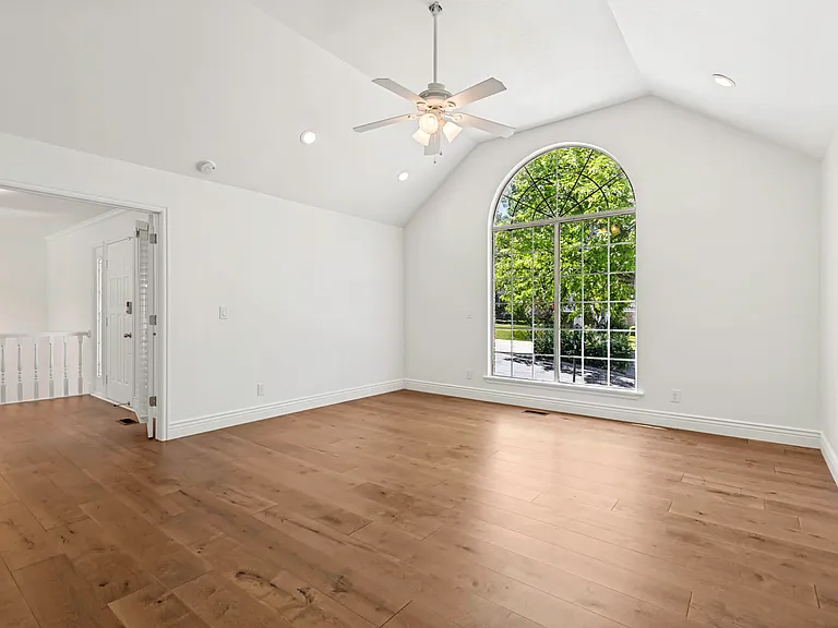 1241 Cambridge Ct — Photo 3