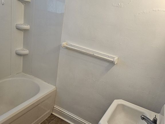 2nd image of 1116 Edgewood Dr #F