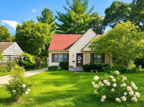 6110 Woodland Rd, Des Moines, IA 50312