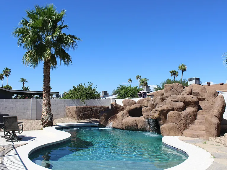 1014 W Angela Dr — Photo 17