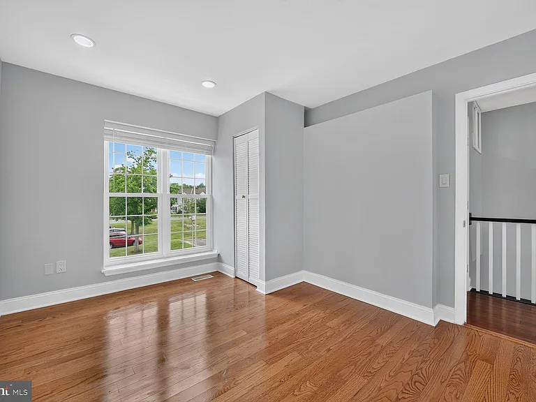 103 Saint Charles Sq — Photo 4