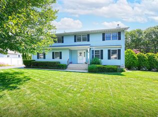67 Apple Ln, Medford, NY 11763