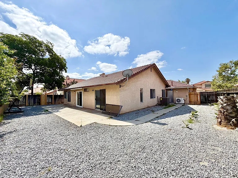 24690 Rugby Ln — Photo 31