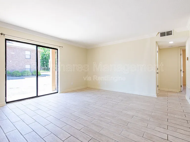 114 E Florence Ave #21 — Photo 2
