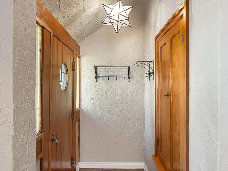 2731 SW Old Orchard Rd — Photo 5