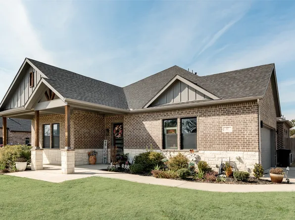 327 Lovers Ln, Terrell, TX 75160