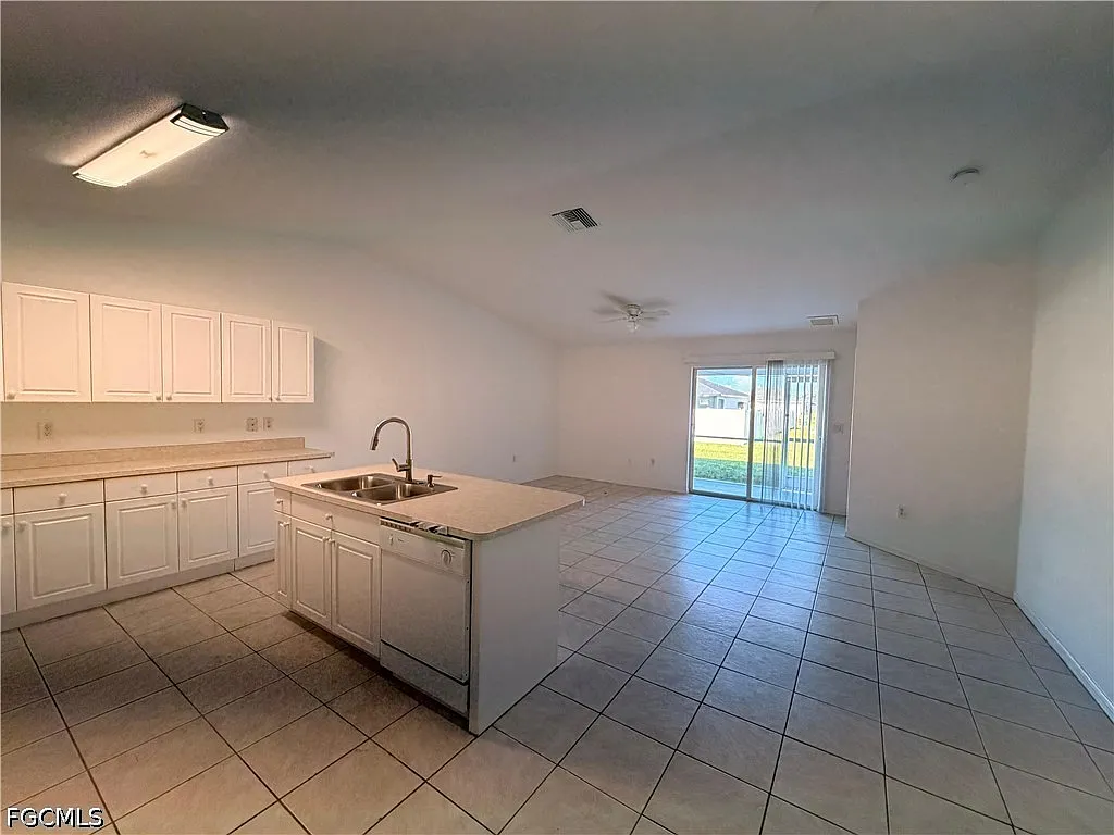 3 bed, 2.0 bath, 1260 sqft, $1,600 — Photo 2