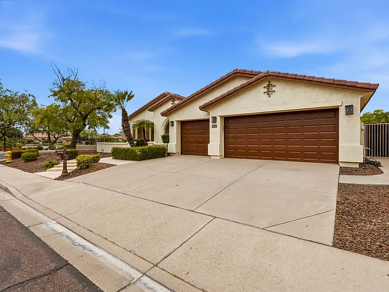 622 E Vinedo Ln — Photo 2