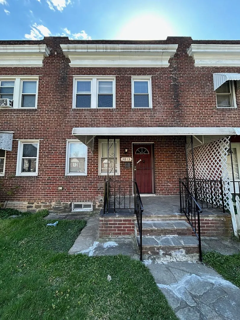 Baltimore - 2 Bedrooms + Den and 1 baths Available! — Photo 1