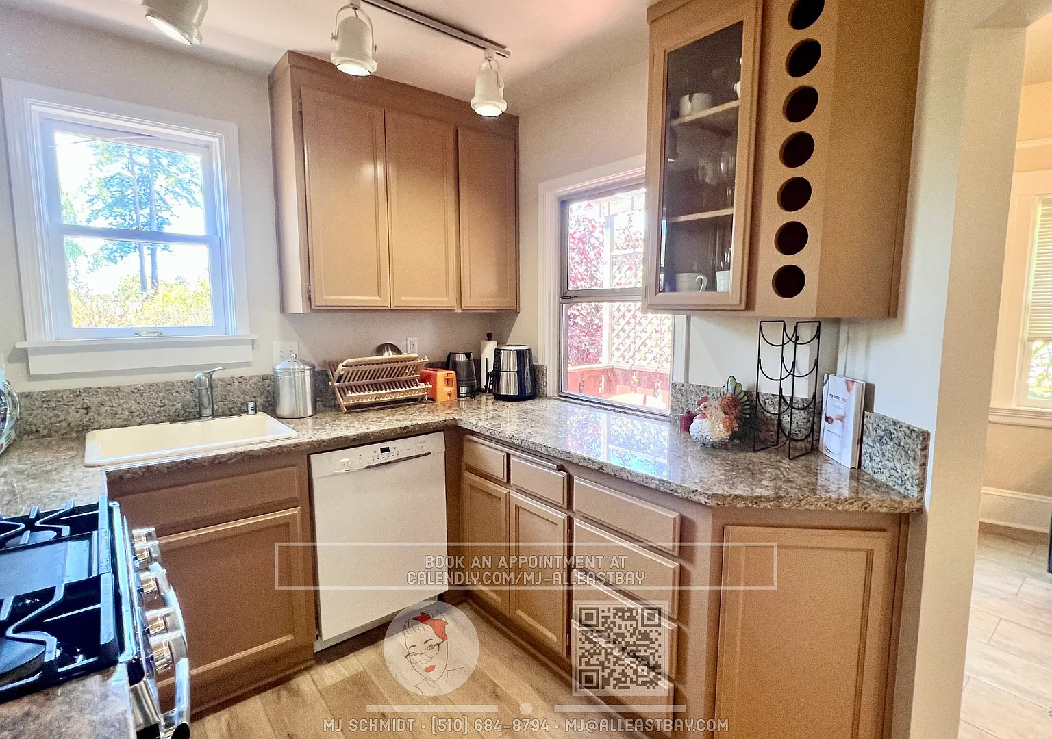 Large top floor 3 bedroom fully furnished walking distance to UC Berkeley Campus! — Photo 1