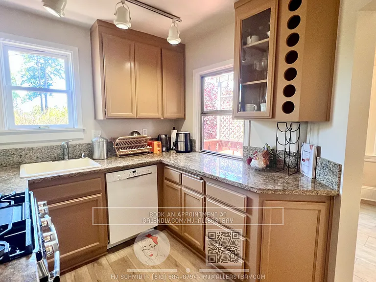 Large top floor 3 bedroom fully furnished walking distance to UC Berkeley Campus! — Photo 6