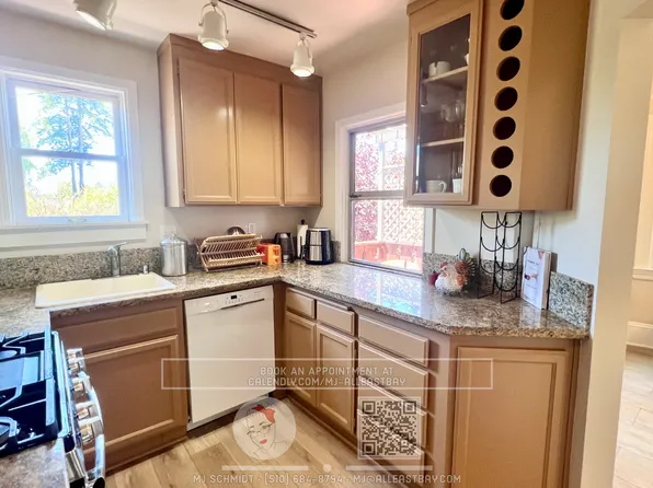 Large top floor 3 bedroom fully furnished walking distance to UC Berkeley Campus!, 2122 Sacramento St, Berkeley, CA 94702