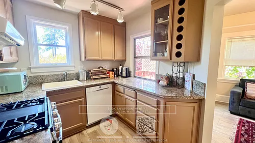 Large top floor 3 bedroom fully furnished walking distance to UC Berkeley Campus! Photo 1